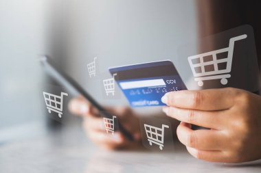 Çevrimiçi alışveriş ve ödeme konsepti için telefon ve kredi kartı kullanarak kadın eli kapat
