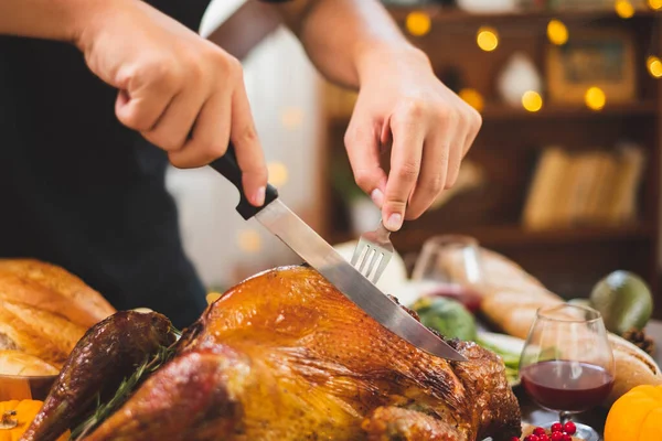 Närbild Hand Med Kniv Skiva Kalkon Bordet Glad Thanksgiving Middag — Stockfoto