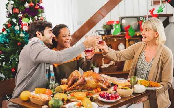 Glad Thanksgiving Middag Med Familj Och Mat Med Kalkon Bordet — Stockfoto