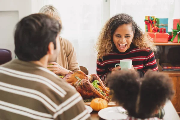 Glad Thanksgivning Middagsbjudning Med Familj Och Mat Med Kalkon Bordet — Stockfoto