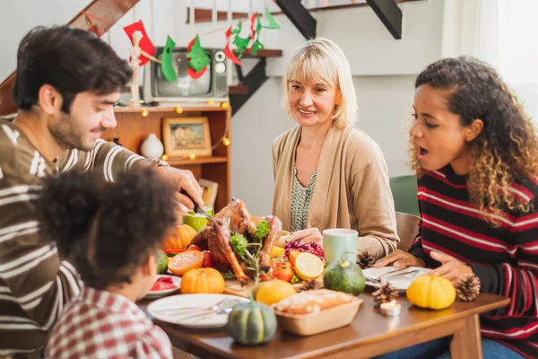 Glad Thanksgivning Middagsbjudning Med Familj Och Mat Med Kalkon Bordet — Stockfoto