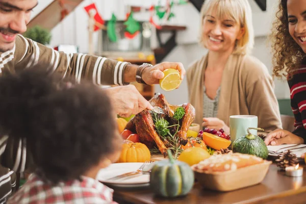 Glædelig Thanksgivning Middagsselskab Med Familie Mad Med Kalkun Bordet - Stock-foto