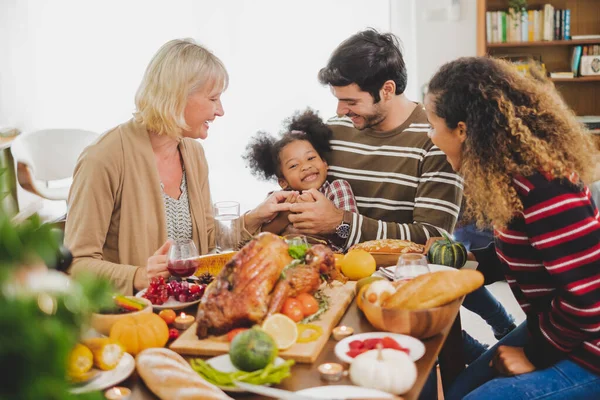 Glad Thanksgivning Middagsbjudning Med Familj Och Mat Med Kalkon Bordet — Stockfoto