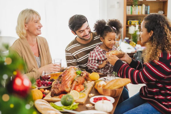 Felice Cena Del Ringraziamento Con Famiglia Cibo Con Tacchino Sul — Foto Stock