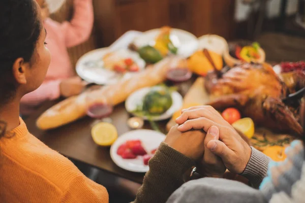 Glad Thanksgiving Middag Hemma Och Välsigna Innan Middagen — Stockfoto