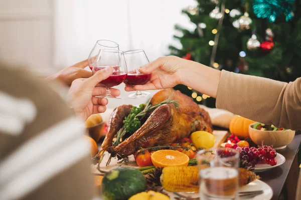 Boldog Hálaadást Vacsora Vacsora Család Élelmiszer Pulykával Asztalon — Stock Fotó