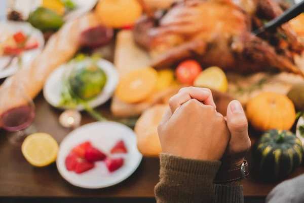 在家里吃感恩节大餐 在吃大餐前祈祷和祝福 — 图库照片