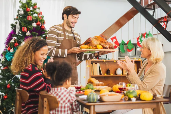 Happy Thanksgiving Cină Familie Mâncare Curcan Masă — Fotografie, imagine de stoc