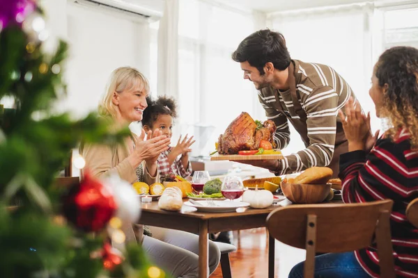 Glad Thanksgiving Middag Med Familj Och Mat Med Kalkon Bordet — Stockfoto