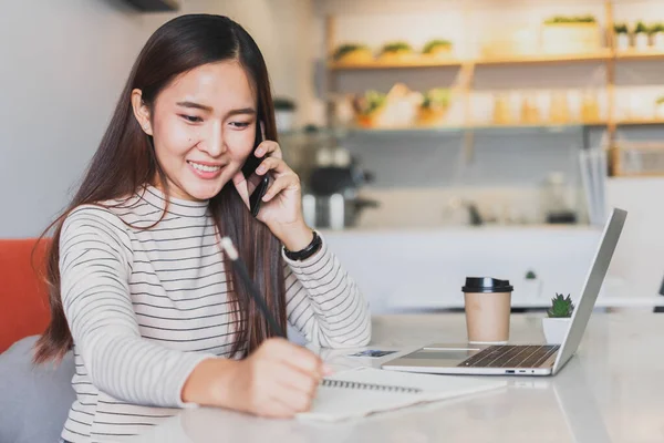 Retrato Joven Mujer Negocios Asiática Trabajando Ordenador Portátil Hablando Por —  Fotos de Stock