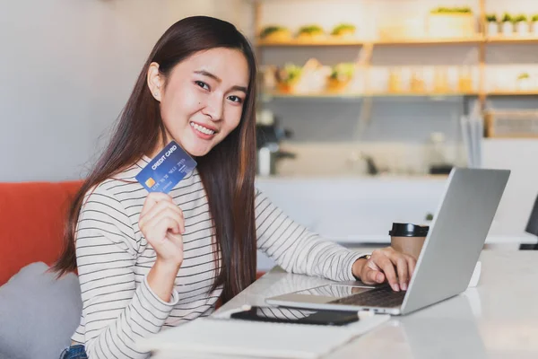 オンライン金融決済やショッピングにクレジットカードや携帯電話を使用するアジアの女性 — ストック写真