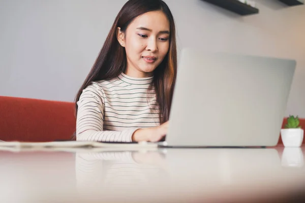 Porträt Junge Asiatische Geschäftsfrau Arbeitet Laptop Café Lächelt Und Arbeitet — Stockfoto