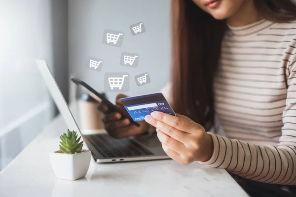 Çevrimiçi Alışveriş Ödeme Konsepti Için Telefon Kredi Kartı Kullanarak Kadın — Stok fotoğraf