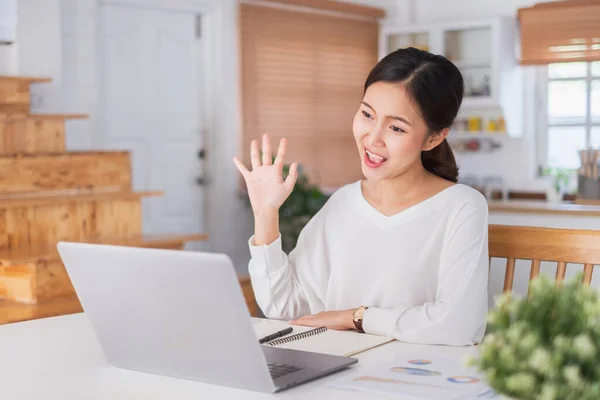 Junge Asiatische Geschäftsfrau Arbeitet Hause Und Virtuelle Videokonferenzbesprechung Mit Kollegen — Stockfoto
