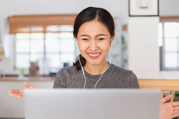 Junge Asiatische Geschäftsfrau Arbeitet Hause Und Virtuelle Videokonferenzbesprechung Mit Kollegen — Stockfoto