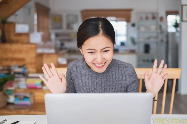 Junge Asiatische Geschäftsfrau Arbeitet Hause Und Virtuelle Videokonferenzbesprechung Mit Kollegen — Stockfoto