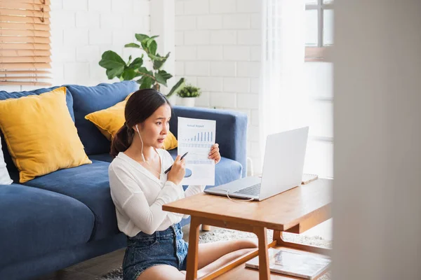 Joven Empresaria Asiática Que Trabaja Casa Videoconferencia Virtual Con Colegas —  Fotos de Stock