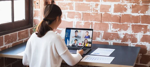 Mladá Asijská Podnikatelka Pracovat Doma Virtuální Videokonference Setkání Kolegy Podnikateli — Stock fotografie