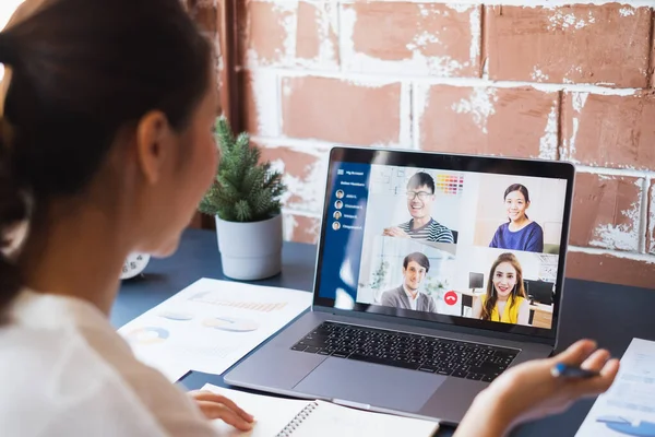 Mladá Asijská Podnikatelka Pracovat Doma Virtuální Videokonference Setkání Kolegy Podnikateli — Stock fotografie