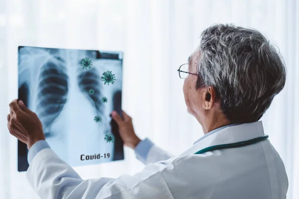 Врач Азиат Диагностирует Рентгеновскую Рентгенографию Легких Обнаруженную Инфекцией Коронавируса Ковид — стоковое фото
