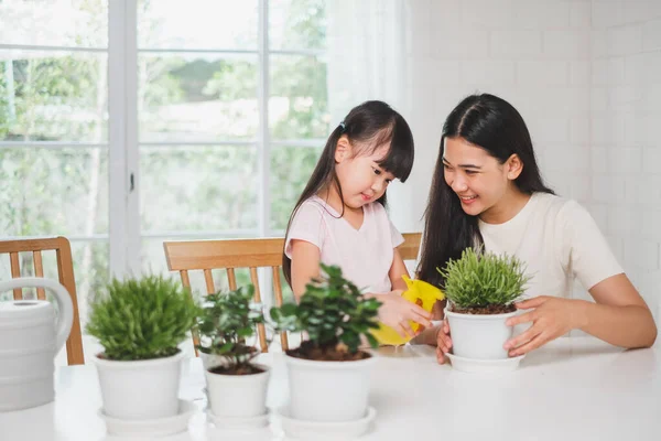 Aziatisch Schattig Meisje Helpen Moeder Bloemen Planten Drenken Thuis Aziatisch — Stockfoto