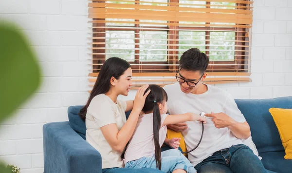 Asian Family Playing Daughter Cute Girl Using Stethoscope Her Father — Stock Photo, Image