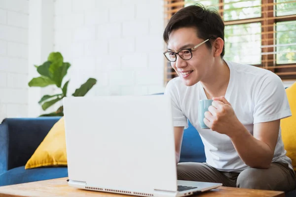 Trabalho Casa Trabalho Casa Conceito Homem Asiático Trabalhando Com Computador — Fotografia de Stock