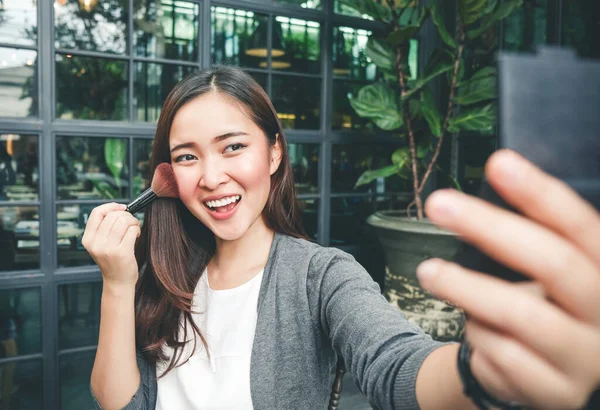 Nuori Kaunis Aasialainen Nainen Laittaa Muodostavat Harjalla Kosmeettisia — kuvapankkivalokuva