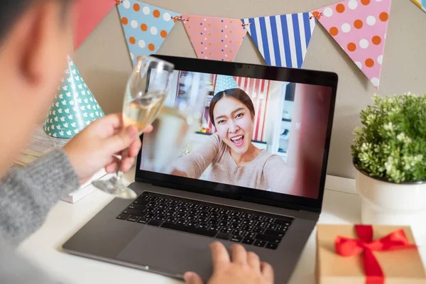 Asijská Žena Drží Víno Sklenice Oslavu Párty Prostřednictvím Videohovor Konference — Stock fotografie