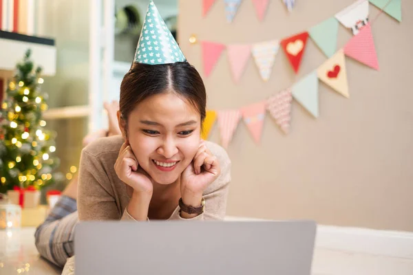 Mujer Asiática Feliz Tendida Suelo Casa Usando Computadora Portátil Para —  Fotos de Stock