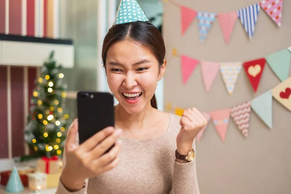 Glad Asiatisk Kvinna Använder Mobiltelefon För Shopping Videokonferens Med Vän — Stockfoto