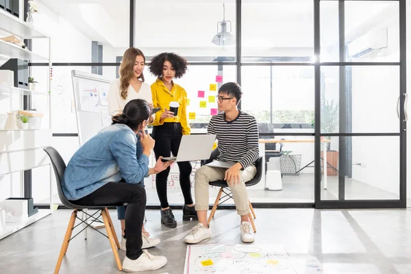 Asiático Pessoas Negócios Reunião Conferência Brainstorming Escritório Moderno Casual Roupas — Fotografia de Stock