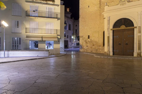 Imagem Noturna Praça Sitges Porta Igreja — Fotografia de Stock