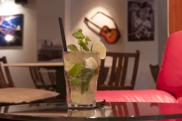 Duvardaki gitar ile müzik mekan iç tablo Mojito