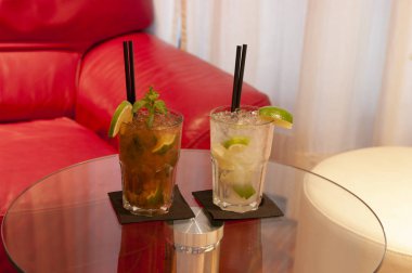 Mojito ve caipirinha cam masaya servis
