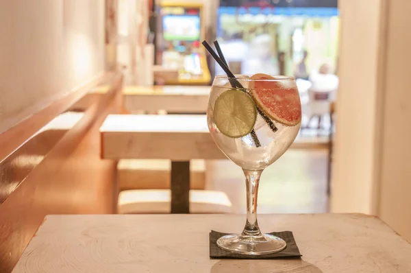 Kokteyl limon ve greyfurt. Cin tonik