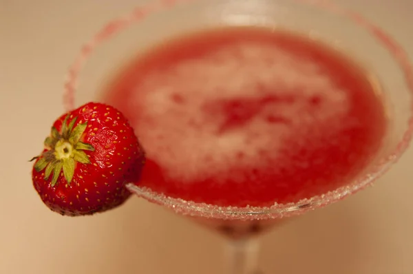 Strawberry Daiquiri Cocktail Med Färsk Frukt Och Socker Rim — Stockfoto