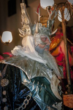 Viking kralı karnaval geçit gri saçlı. Kostüm