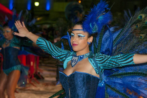 Karneval Města Sitges Muž Oblečený Průvodu Peřím Modré Šaty — Stock fotografie