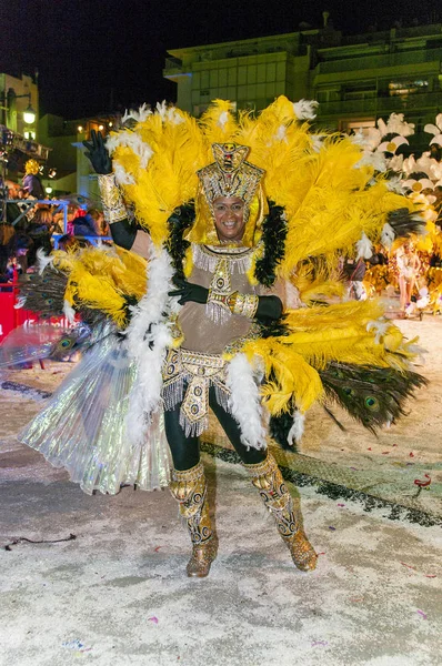 Karneval Města Sitges Muž Oblečený Průvodu Peřím — Stock fotografie