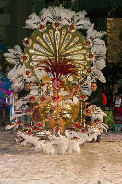 Karneval Města Sitges Žena Oblečená Průvodu Peřím — Stock fotografie