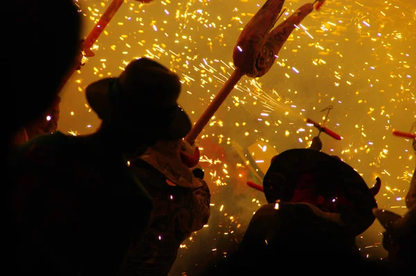 Мужчины Масках Дьявола Символикой Фейерверком Традиционном Фестивале — стоковое фото