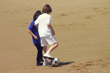 Sitges, Barcelona, İspanya - 18 Mayıs 2013 - çocuklar futbol bir Beach
