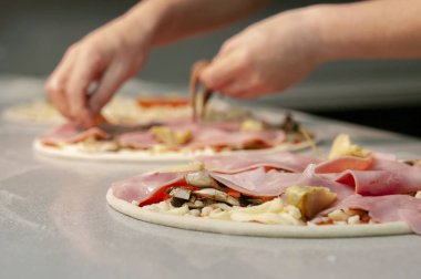 İtalyan pizza hazırlama eller