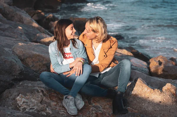 Jovem Adolescente Com Sua Mãe Gesto Carinhoso Junto Mar Férias — Fotografia de Stock