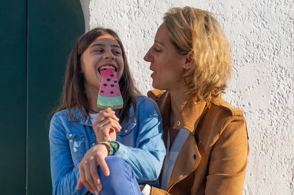 Adolescente Comendo Sorvete Melancia Lado Sua Mãe Cidade Costeira Europa — Fotografia de Stock