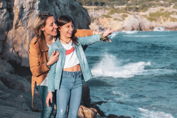 Anne Genç Kızı Gülen Akdeniz Içindeki Herhangi Bir Işaret — Stok fotoğraf