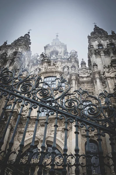 Santiago de Compostela Katedrali 'nin ana perdesi. Önünde çitle bulutlu bir günde dramatik bir fotoğraf.