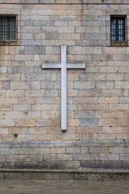 Santiago de Compostela Dini Mirası 'ndaki kutsal bir binanın pervazında büyük bir Hristiyan taşı haçı var.