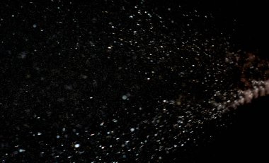 Sıçramalar ve su damlaları koyu arkaplanda